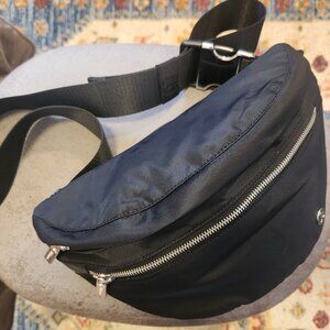 Black Lululemon Fannie Pack (Silver-toned)